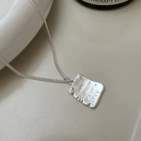 Collana con Pendente a Piastrina Rettangolare in Argento Sterling 925 Incisa per Donna Gioielli Minimalisti Vintage