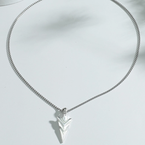 Hip Hop Luminous Arrowhead Pendant Necklace Alloy Stainless Steel Box Chain Glow In Dark Geometric Jewelry Unisex Accessories