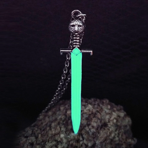 Collana con Ciondolo a Spada Luminosa Gothic Punk Testa di Lupo Glow In The Dark Lega di Acciaio al Titanio per Uomo Donna