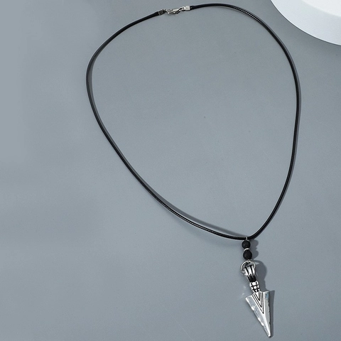 Collana con Pendente a Punta di Lancia Vintage con Perline in Pietra Vulcanica Cordino Cerato Nero Unisex Gioielli Punk