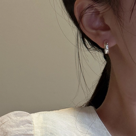 925 Sterlingsilber Texturierte Gehämmerte Creolen Für Damen Koreanisch Minimalistisch Geometrisch Plissierte C-Form Ohrstecker Schmuck