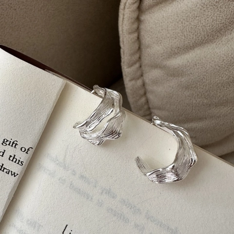 S925 Sterling Zilveren Onregelmatige Getextureerde Gebogen Creolen Voor Vrouwen Minimalistische Vintage Vloeibare Metaalstijl Sieraden Cadeau