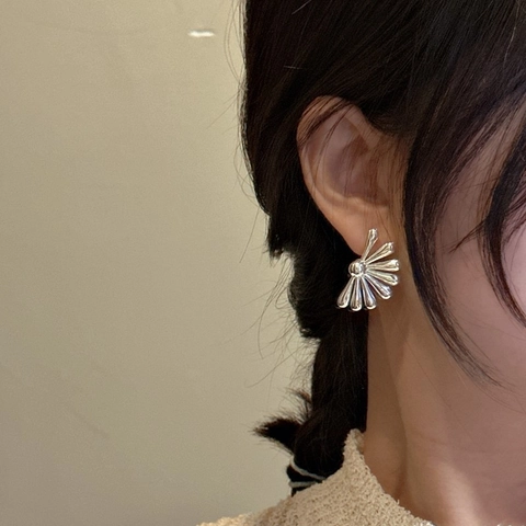 S925 Sterlingsilber Gänseblümchen Sonnenstrahl Ohrstecker Für Damen Koreanisch Minimalistisch Polierte Blume Fächerförmige Ohrringe