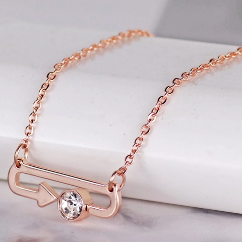 Collana Minimalista in Acciaio al Titanio con Pendente a Freccia Geometrica e Strass Rotondo per Donna Elegante Gioiello Oro Rosa Argento