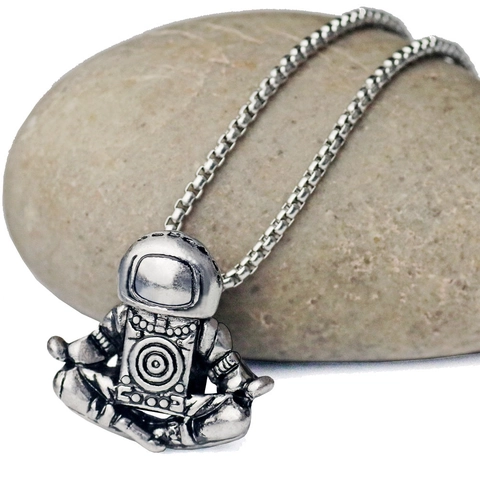 Collar de Colgante de Astronauta en Meditación Creativa Unisex Retro Spaceman Galaxia Universo Postura Sentada Aleación Cadena Box Joyería