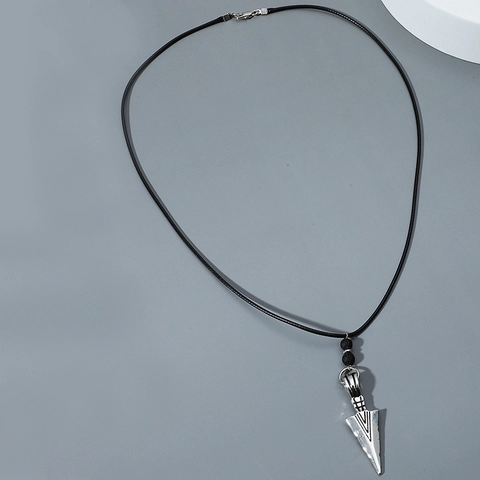 Collana con Ciondolo a Punta di Lancia da Uomo Vintage in Lega a Freccia Geometrica con Perline Nere Corda Cerata Punk