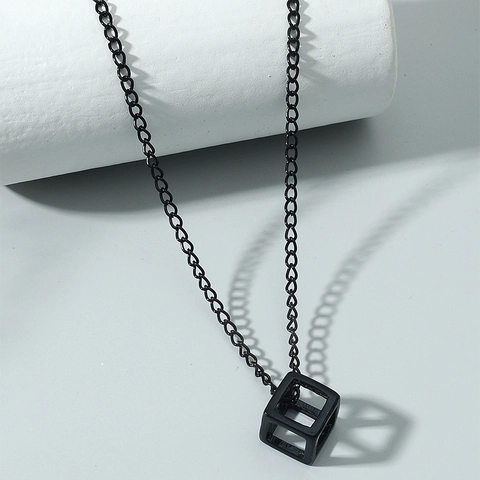 Collier Pendentif Cube Creux en Acier Titane Minimaliste Bijoux de Chaîne en Alliage de Strass Géométrique 3D pour Hommes Femmes
