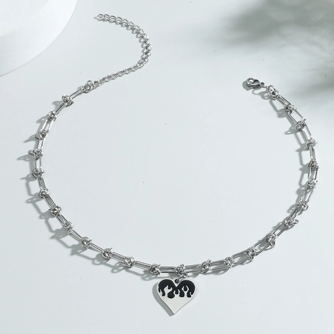 Collana con Ciondolo a Cuore Fiamma in Acciaio Inossidabile Lega Punk Unisex Streetwear Gothic Choker Gioielli Argento