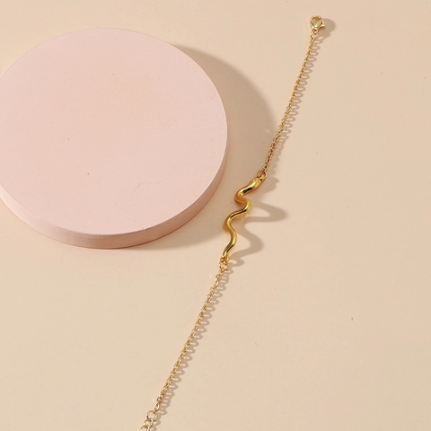 Minimalist Gold Plated Alloy Snake Shaped Bracelet For Women Sweet Wavy Animal Design Adjustable Chain Fashion Jewelry Accessory
