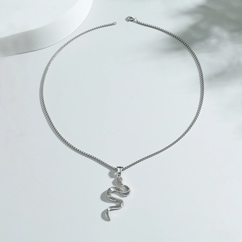 Collar de Colgante de Serpiente Brilla en la Oscuridad Hip Hop Vintage Acero Inoxidable Aleación Pata de Oso Triángulo Joyas