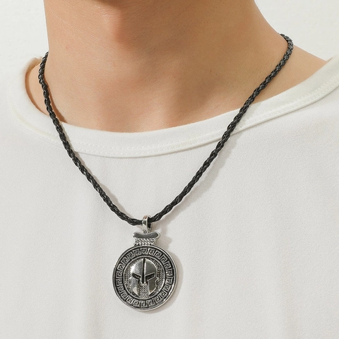 Collar con Colgante Redondo de Casco de Guerrero Espartano Vintage para Hombre Acero de Titanio Aleación Patrón Llave Griega