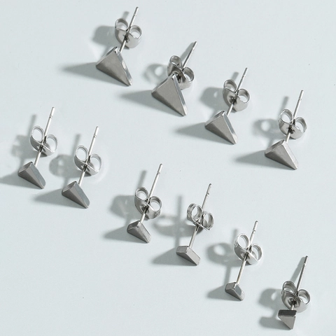 Orecchini a Bottone Triangolo Geometrico Minimalista in Acciaio Inossidabile per Uomo Donna Piercing Lucido Tono Argento Gioielli