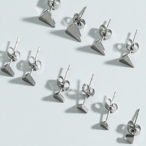 Orecchini a Bottone Triangolo Geometrico Minimalista in Acciaio Inossidabile per Uomo Donna Piercing Lucido Tono Argento Gioielli