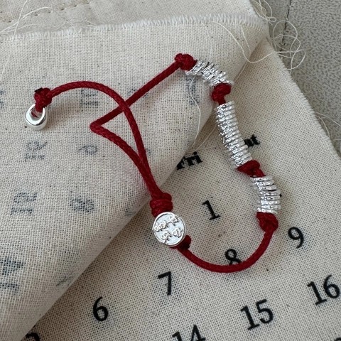 Bracciale a Filo Rosso in Argento Sterling 925 per Donna Bracciale in Corda Intrecciata Fatto a Mano con Anelli Martellati