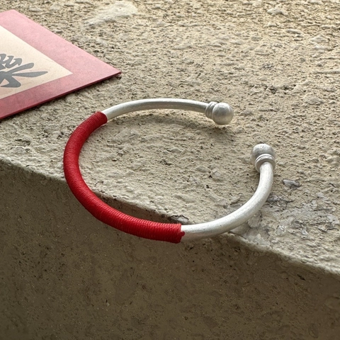 Bracciale in Argento Sterling 925 con Filo Rosso per Donna Bangle Aperto Stile Etnico Minimalista Regalo Gioielli Capodanno Cinese