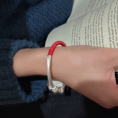Bracciale in Argento Sterling 925 con Filo Rosso per Donna Bangle Aperto Stile Etnico Minimalista Regalo Gioielli Capodanno Cinese