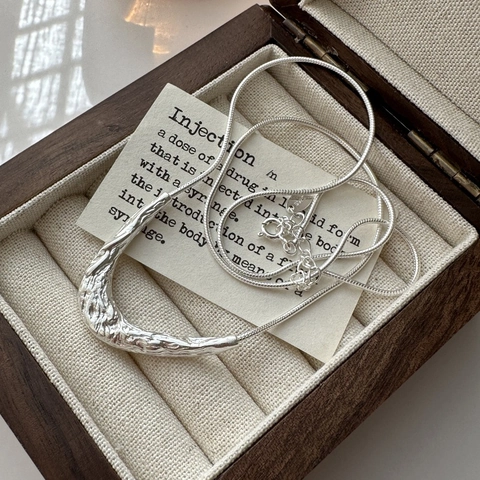 S925 Sterlingsilber Unregelmäßige Struktur Bogen Anhänger Halskette Vintage Minimalistisch Schlangenkette Schlüsselbein Kette Damen Schmuck