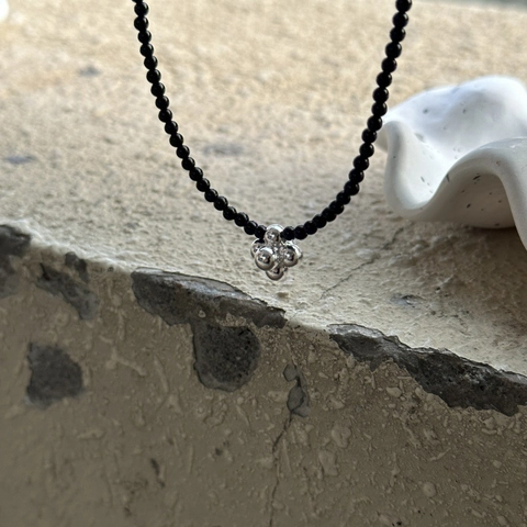 S925 Sterlingsilber Schwarzer Achat Perlenkette Minimalistisch Retro Design Cluster Blume Anhänger Schlüsselbeinkette Damen Schmuck