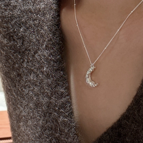 S925 Sterling Silver Crescent Moon Pendant Necklace For Women Minimalist Lava Texture Clavicle Chain Vintage Style Jewelry Gift