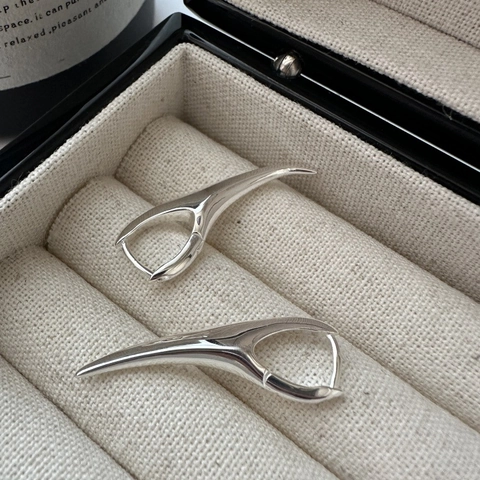 Orecchini a Cerchio Huggie a Punta in Argento Sterling 925 Per Donna Design Curvo Geometrico Minimalista Gioielli in Argento Lucidato