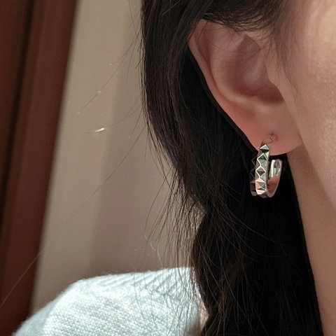 S925 Sterling Zilveren Hoop Oorbellen Met Noppen Voor Dames Vintage Minimalistisch Geometrische Piramide Textuur Zilveren Sieraden
