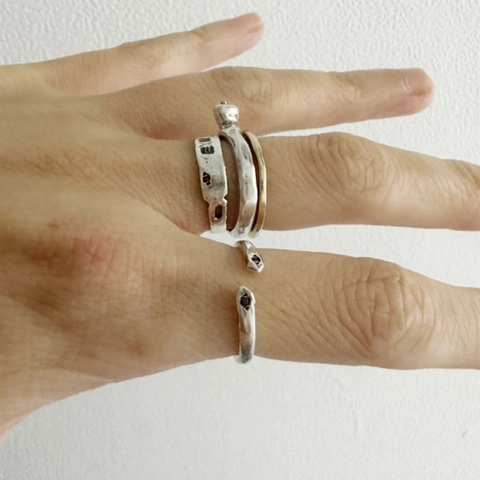 S925 Sterling Zilver Onregelmatige Gehamerde Open Ring Met Blauwe Zirconia Voor Dames Niche Ontwerp Verstelbare Ring
