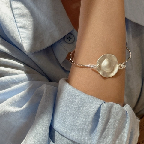Bracelet Jonc Ouvert en Argent Sterling 925 pour Femmes Minimaliste Mat Design Plaque Ronde Irrégulière Bijoux Art