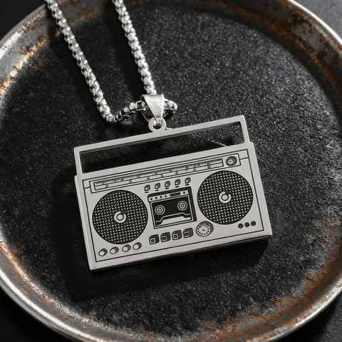 Collar con Colgante Boombox de Acero Inoxidable Retro Hip Hop Diseño de Radio Vintage Joyería de Moda Streetwear para Hombre Plata