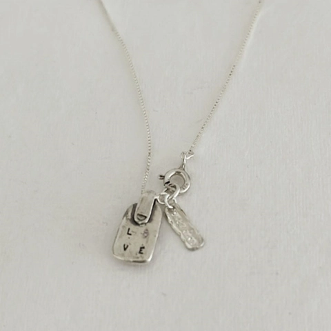 Collana con Pendente Lettera LOVE in Argento Sterling 925 per Donna Retrò Minimalista Targhetta Rettangolare Gioielli Regalo