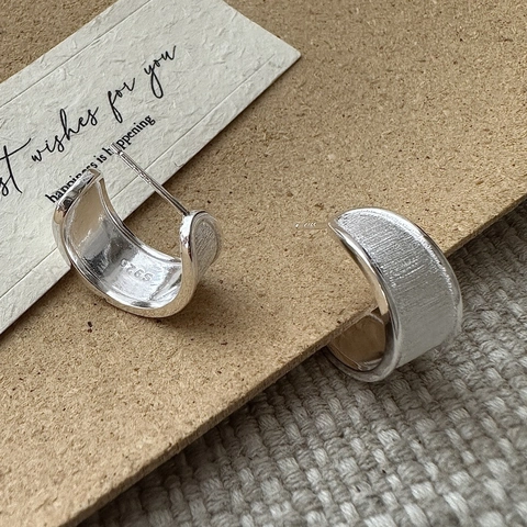 Boucles d'Oreilles Créoles Minimalistes en Argent Sterling 925 Brossé Forme C pour Femmes Style Coréen Rétro Texturé