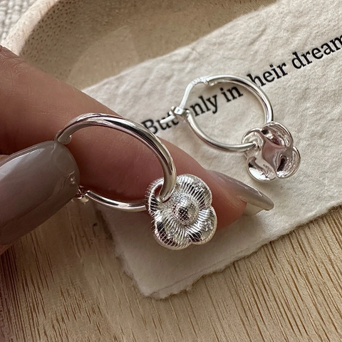 S925 Sterling Zilveren Bloem Charm Hoop Oorbellen Voor Vrouwen Frans Minimalistisch Getextureerde Bloemen Sieraden