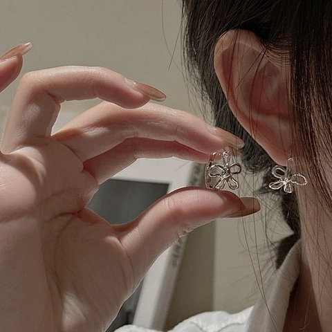 Pendientes de Botón de Flor Calada de Plata de Ley 925 para Mujer Diseño de Nicho Vintage Pendientes Florales Irregulares Joyería