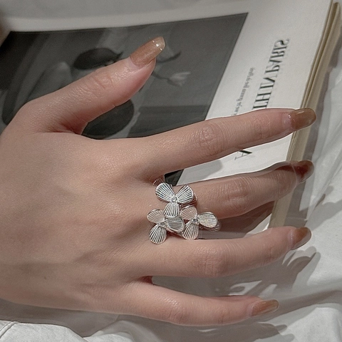 Anello Aperto in Argento Sterling 925 a Forma di Fiore per Donna Minimalista Texture Spazzolata Strass Floreale Regolabile Gioielli Vintage di Nicchia