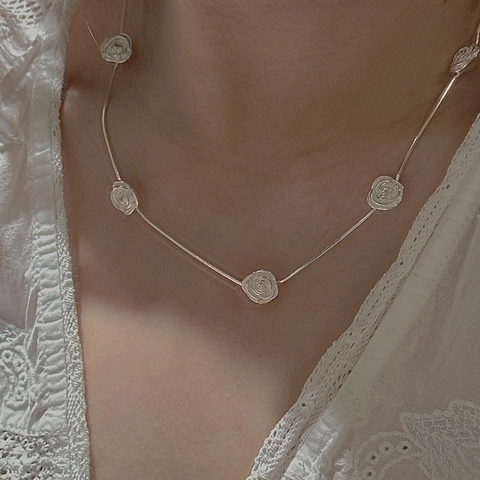 S925 Sterlingsilber Rosenblume Halskette Für Damen Retro Minimalistisches Design 3D Relief Nische Schlangenkette Schmuck