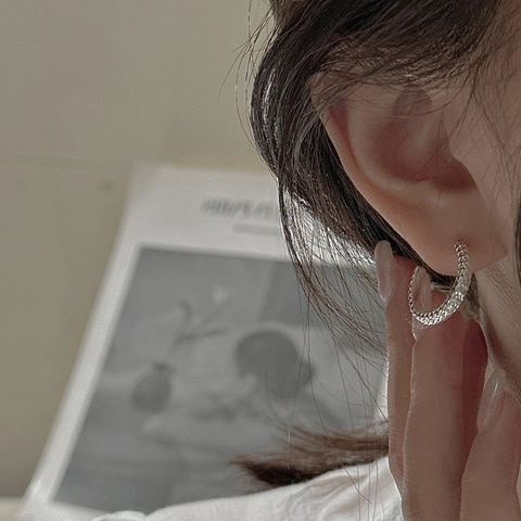 Retro 925 Sterling Silver Hoop Earrings For Women Korean Niche Design Glitter CNC Diamond Cut Geometric Texture Earrings