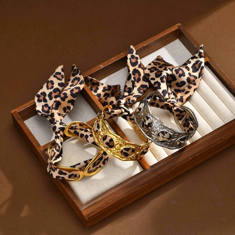 Vintage Stainless Steel Leopard Print Satin Scarf Wrapped Open Cuff Bangle Fashion Hammered Texture Bracelet For Women Jewelry