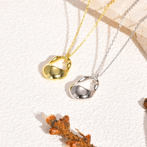Collana in Rame Minimalista Placcata Oro 18K Ciondolo Geometrico Forma Organica Irregolare Traforato per Donna Gioielli