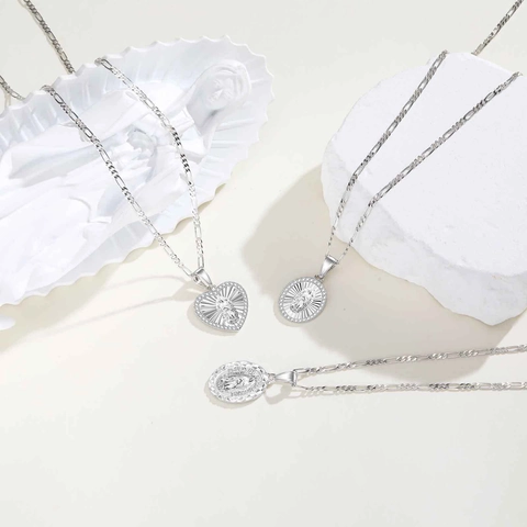 Collana con Ciondolo Religioso Vergine di Guadalupe per Donna in Rame con Strass Cuore Ovale Santa Maria Catena Figaro Gioielli