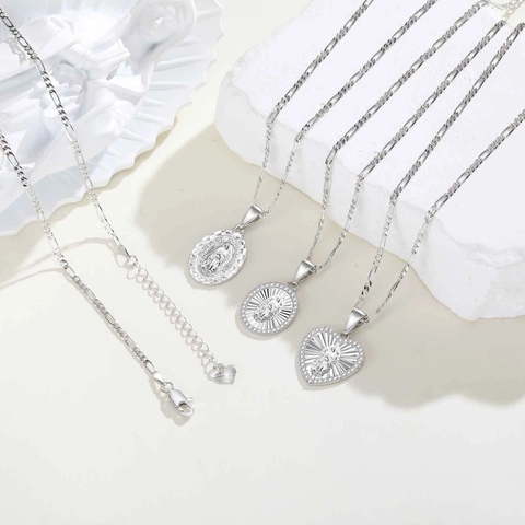 Collana con Ciondolo Religioso Vergine di Guadalupe per Donna in Rame con Strass Cuore Ovale Santa Maria Catena Figaro Gioielli