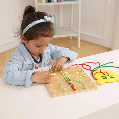 Set di Giocattoli Montessori Geoboard in Legno per Bambini Forme Geometriche Tavola di Infilatura Abilità Motorie Fine Giocattolo Educativo