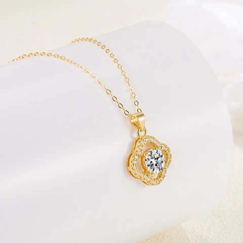 Collana con Ciondolo Quadrifoglio in Argento Sterling 925 Moissanite Zirconia Placcata Oro 18K Gioielli di Lusso alla Moda per Donna