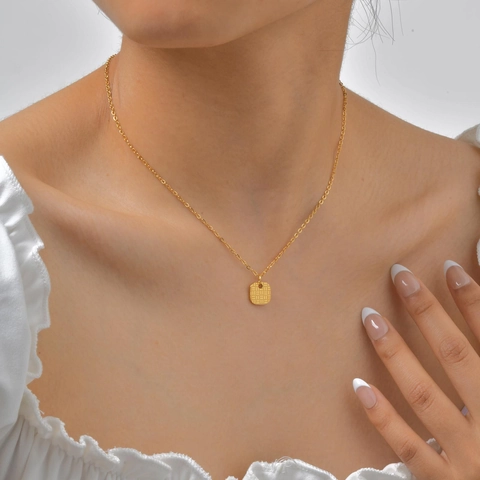 Collar con Colgante Cuadrado de Acero Inoxidable Minimalista para Mujer Textura de Rejilla Geométrica Galvanizada Cadena Oro