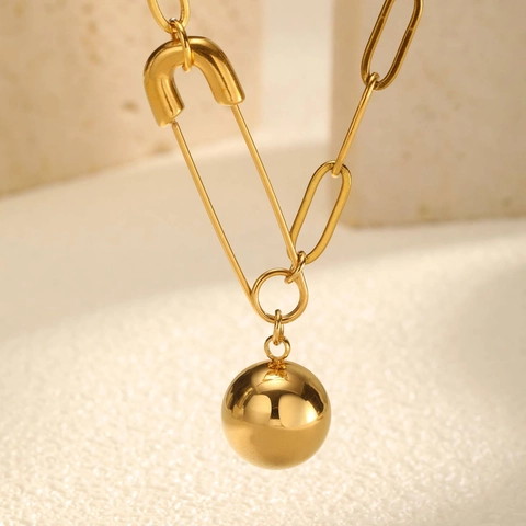 Collana Minimalista Moderna in Acciaio Inossidabile Placcato Oro 18K con Ciondolo a Spilla da Balia e Sfera Donna Gioielli