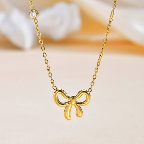 Collar con Colgante de Lazo de Acero Inoxidable Minimalista para Mujer Elegante Chapado en Oro con Diamantes de Imitación