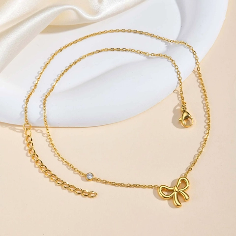 Collar con Colgante de Lazo de Acero Inoxidable Minimalista para Mujer Elegante Chapado en Oro con Diamantes de Imitación