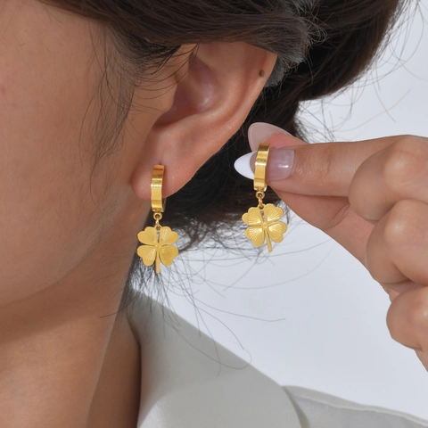 Pendientes de Aro con Colgante de Trébol de Cuatro Hojas de Acero Inoxidable Chapado en Oro Diseño de Nicho para Mujer
