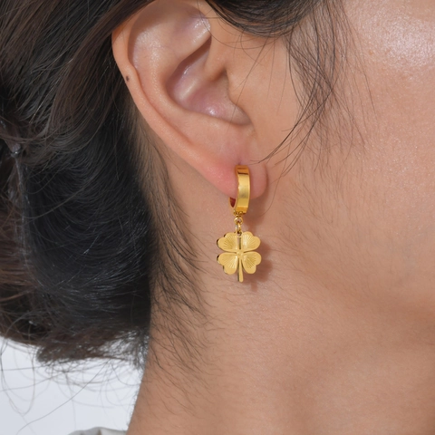 Pendientes de Aro con Colgante de Trébol de Cuatro Hojas de Acero Inoxidable Chapado en Oro Diseño de Nicho para Mujer