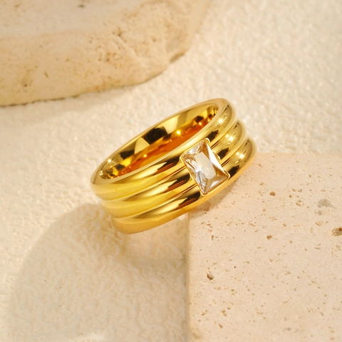 Anello in Acciaio Inossidabile Unisex Placcato Oro Triplo Strato Sovrapposto Fascia Larga Zirconia Rettangolare Intarsiata Anello Gioiello