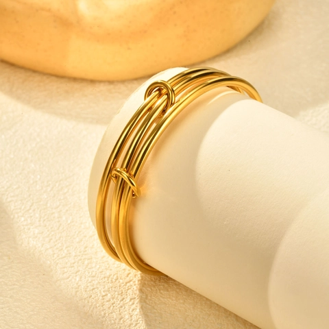 Minimalistischer Edelstahl Armreif Mit Ineinandergreifenden Dreischichtigen Ringen Für Damen Hochglanzpoliert Vergoldet Geometrischer Modeschmuck