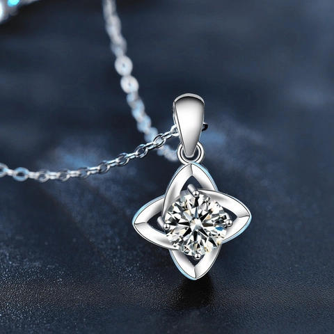 Collana con Ciondolo a Trifoglio in Argento Sterling 925 per Donna Elegante Design a Cuore a Quattro Foglie Gioielli in Moissanite Regalo